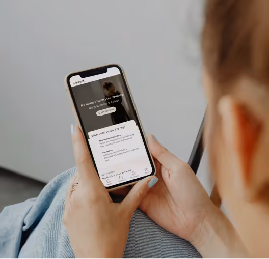 Adoreal-appen på en mobiltelefon som visar din vårdresa