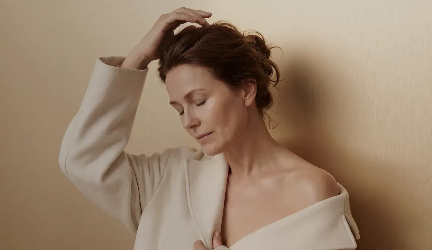 Close-up of a woman's profile against a light background – facial surgery at Skulpturkliniken