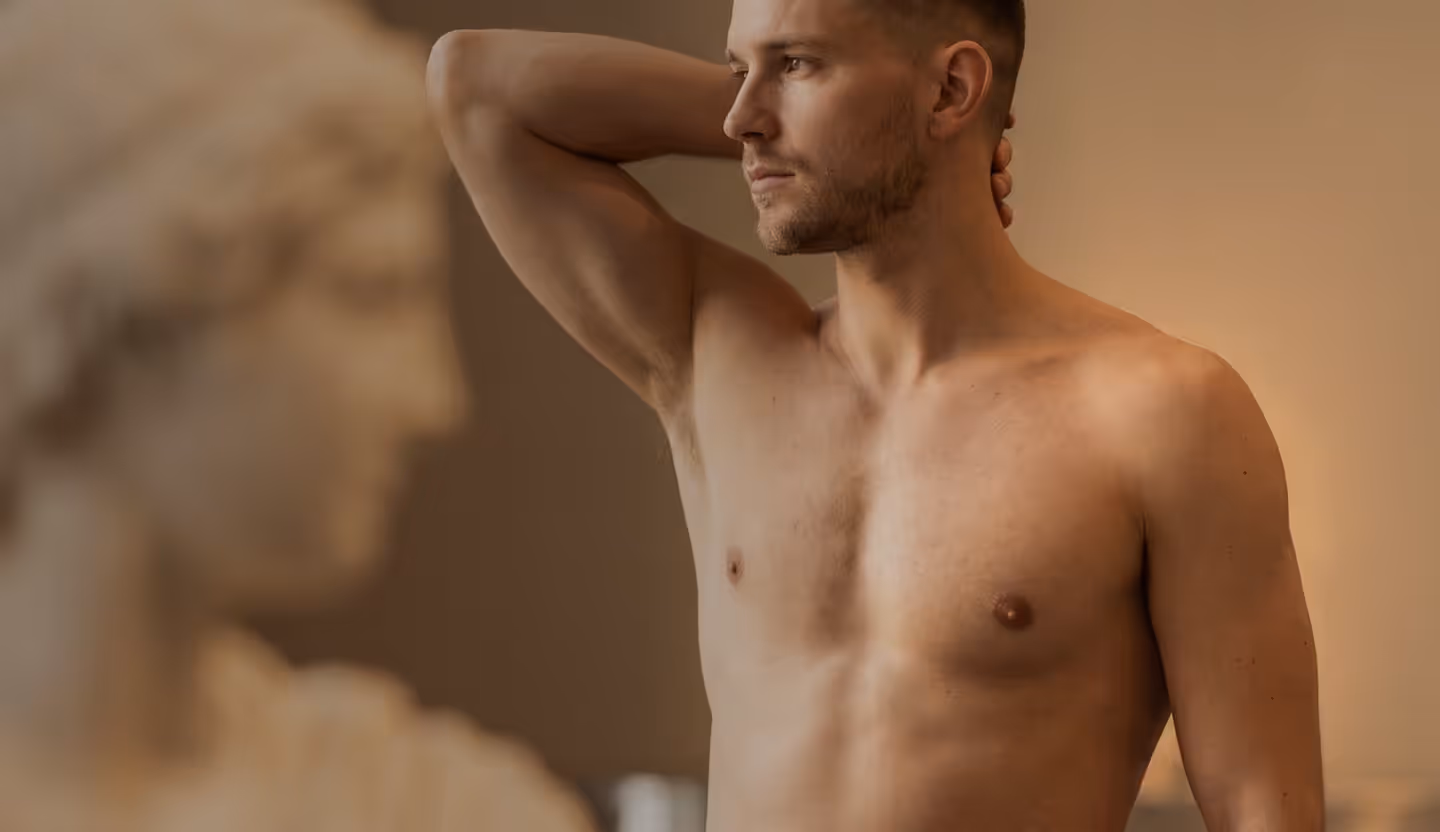 Man in a sleeveless shirt in natural light – body contouring for men at Skulpturkliniken