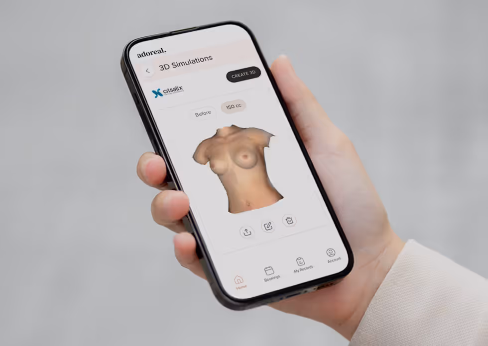 Hand som håller en mobil med Adoreals 3D-simuleringar öppna