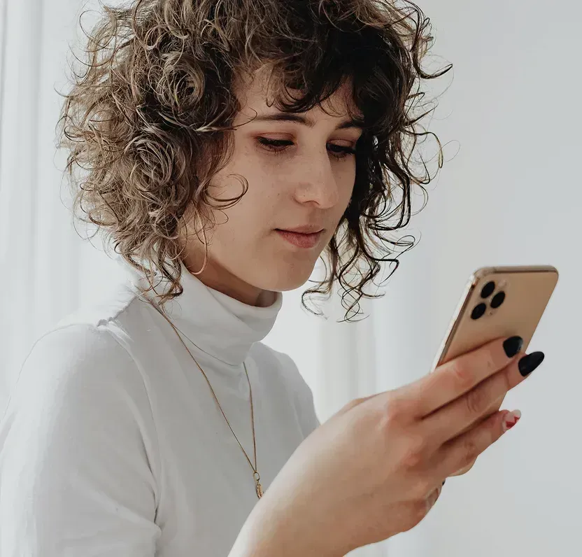 Person som bokar sin behandling i mobilen