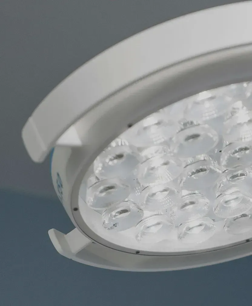 Vit medicinsk LED-lampa med genomskinliga linsdesignade element