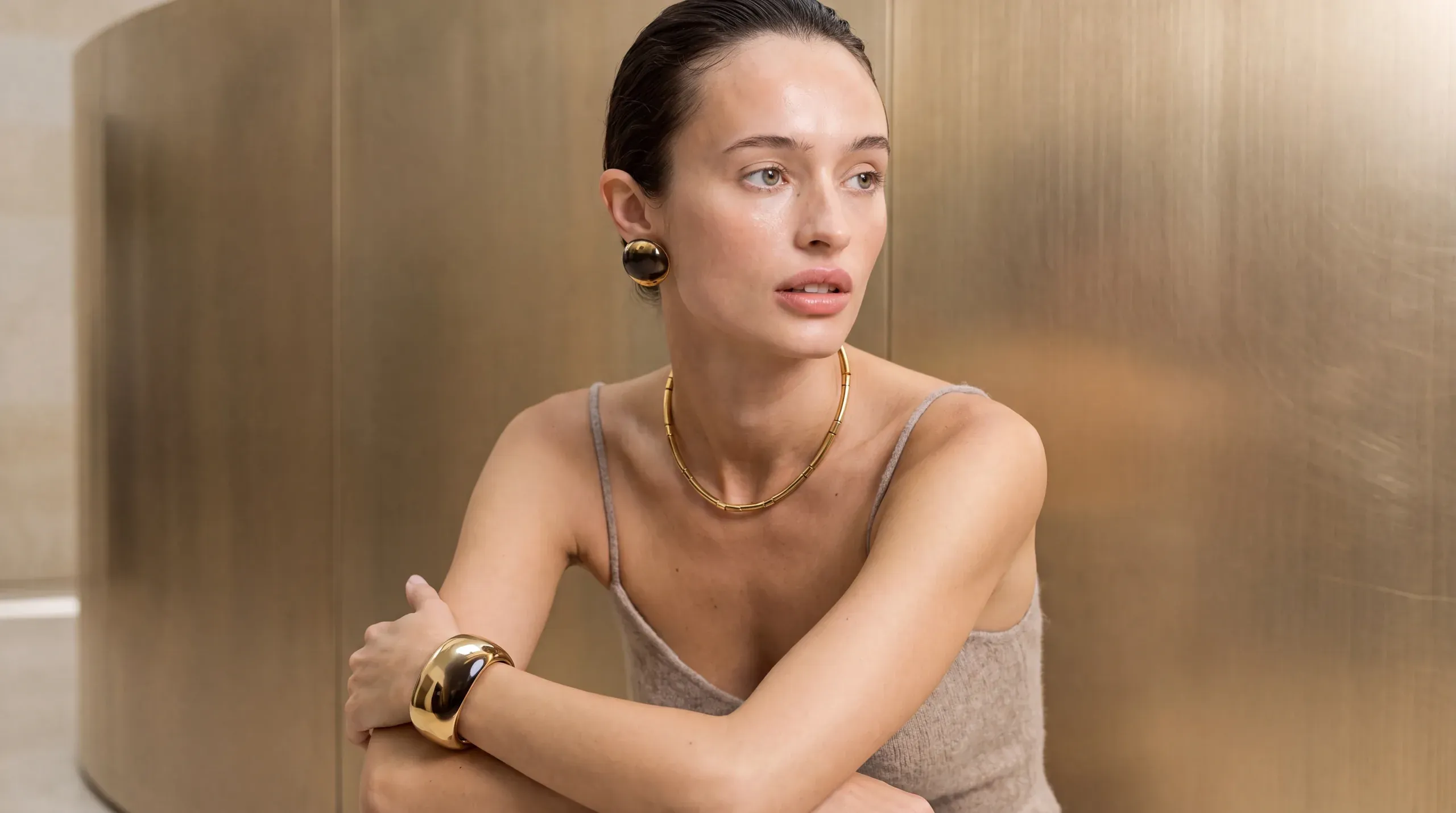 Patient in consultation with their surgeon in a bright consultation room – reconstructive surgery at Skulpturkliniken